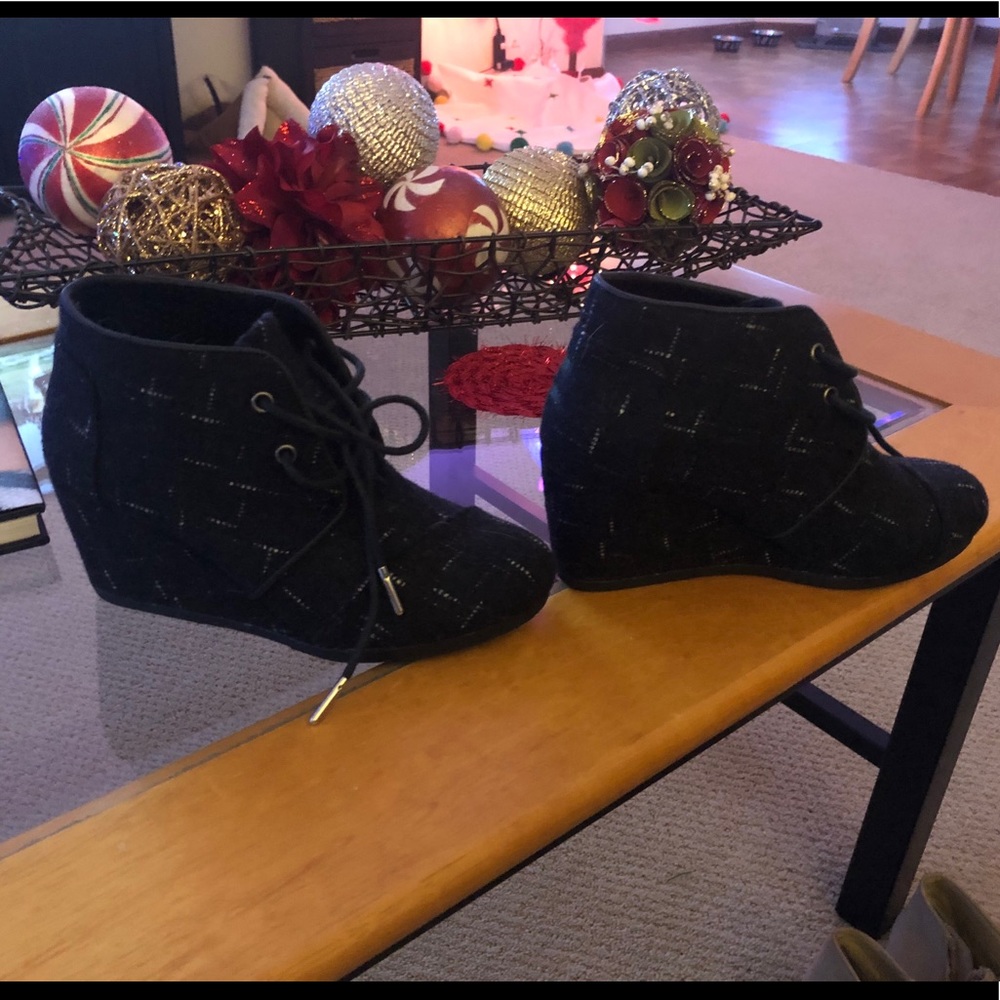 Women’s black wedge Tom booties size 6 nwot